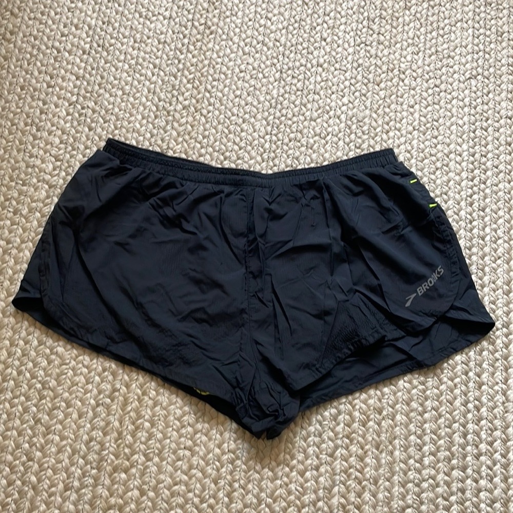 Men’s Brooks Running Shorts Black Lined Size Small, 2 secret pockets